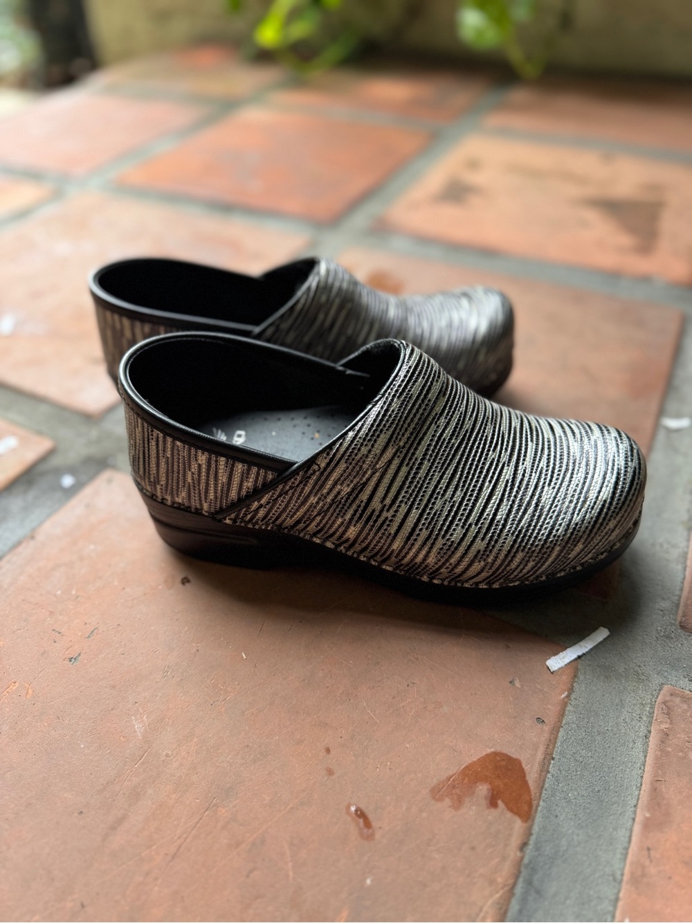 Dansko Professional wavy Stripes Black Patent Clog Nurse Shoe EUR 38